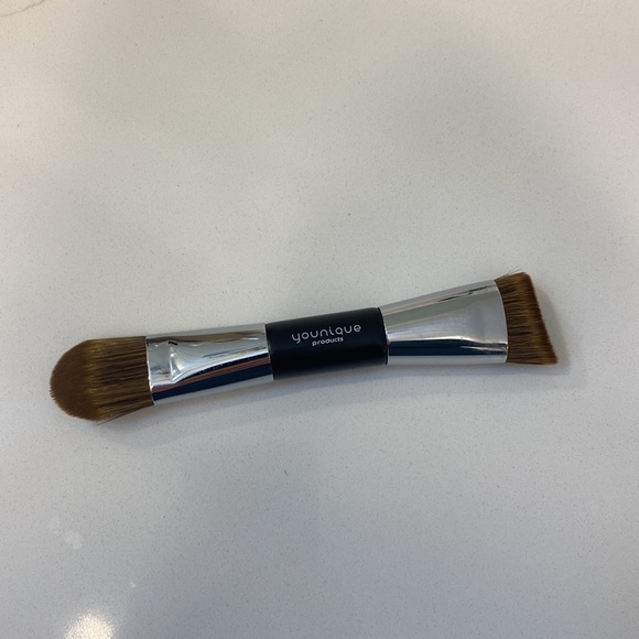 Younique Contour Brush - Picture 2 of 5